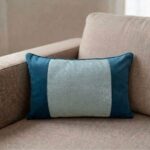 Coussin rectangulaire bleu canard avec bande pailletée