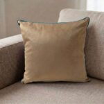 Coussin carré camel avec cordon bleu canard