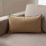 Coussin rectangulaire camel avec cordon bleu canard