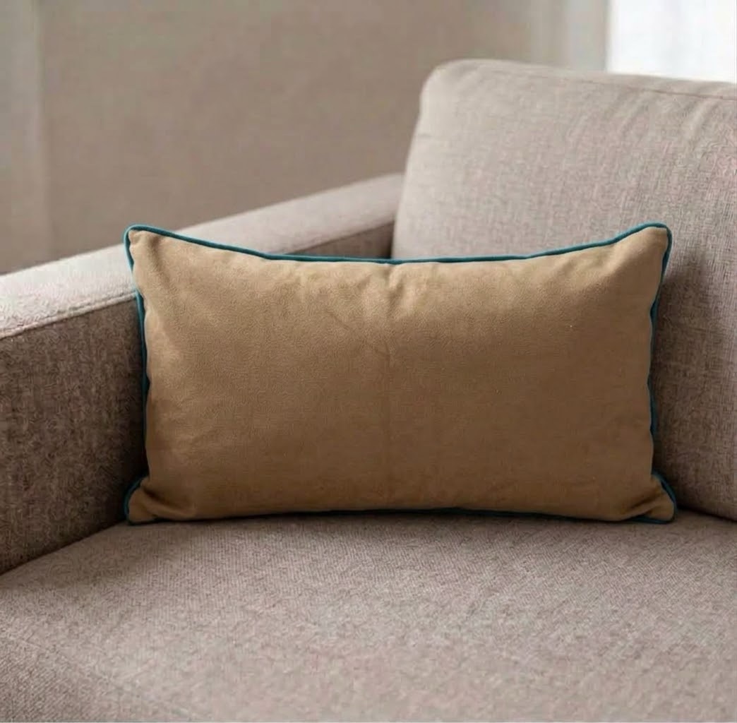 img_0277 Coussin rectangulaire camel avec cordon bleu canard – Image 1