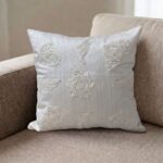 Coussin carré brodé blanc cassé
