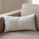 Coussin rectangulaire brodé blanc cassé