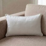 Coussin rectangulaire blanc cassé à motif ton sur ton