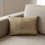 Coussin rectangulaire doré en dentelle