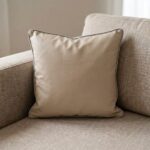 Coussin carré similicuir uni beige avec cordon grège