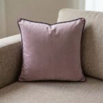 Coussin carré uni mauve avec cordon