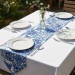 Chemin de table imperméable et anti tâches - Arabesque bleu (grand motif)