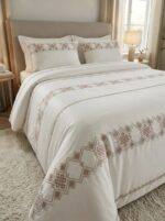 Pack housse de couette brodée géométrique - Blanc cassé et rose – Image 3