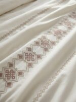 Pack housse de couette brodée géométrique - Blanc cassé et rose – Image 5