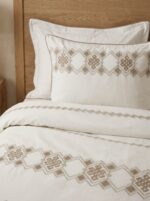 Pack housse de couette brodée géométrique - Blanc cassé et beige – Image 2