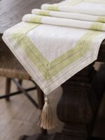 Chemin de table en lin - Ecru et vert anis – Image 2