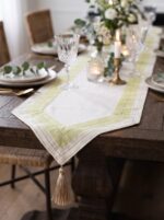 Chemin de table en lin - Ecru et vert anis
