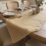 Chemin de table en lin - Beige doré avec passepoil