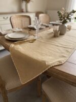 Chemin de table en lin - Beige doré avec passepoil