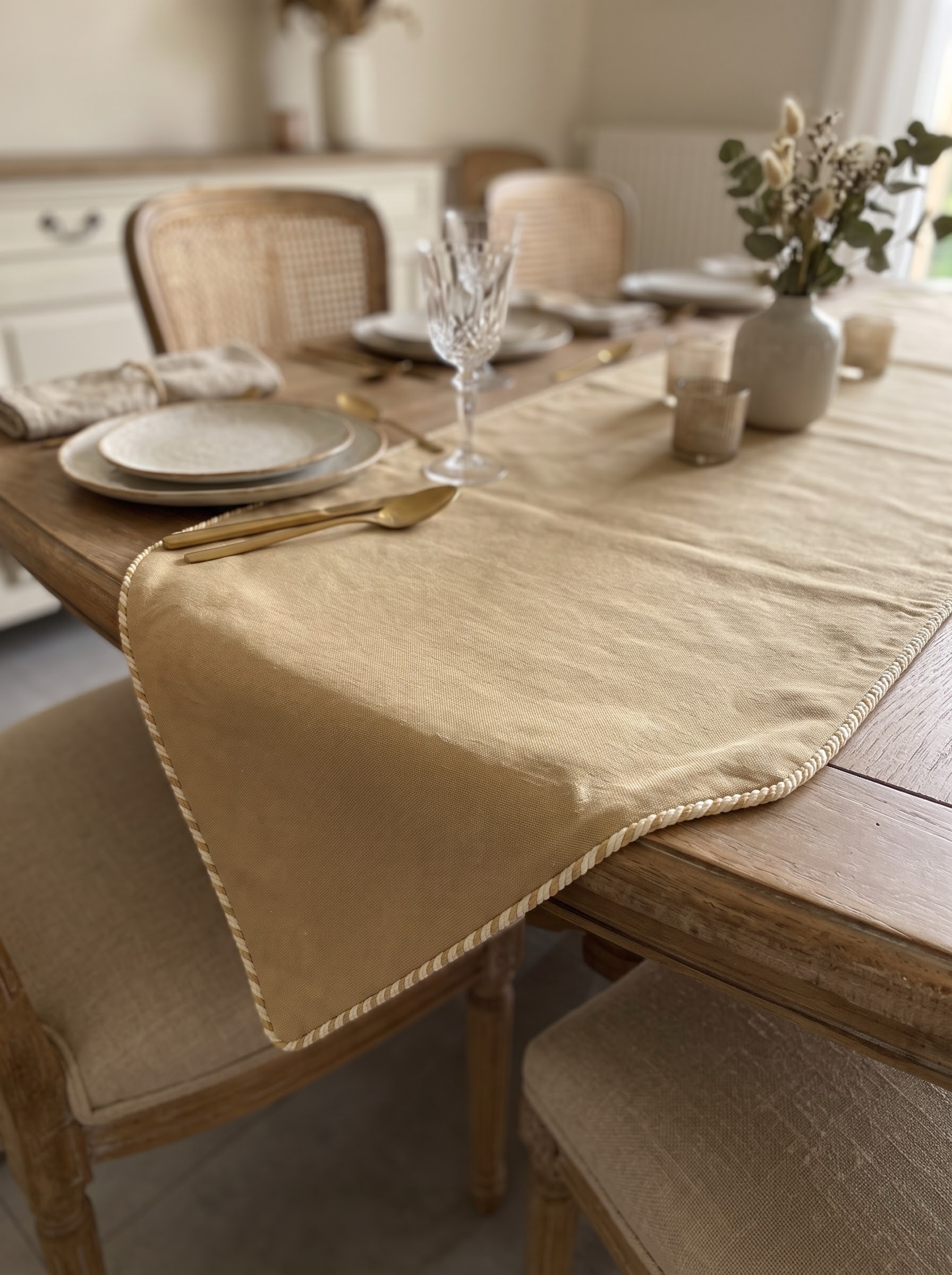 img_2372 Chemin de table en lin - Beige doré avec passepoil – Image 1