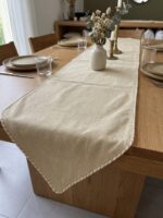 Chemin de table en lin - Beige clair avec passepoil