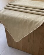 Chemin de table en lin - Beige clair avec passepoil – Image 2