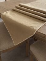 Chemin de table en lin - Beige doré avec passepoil – Image 2