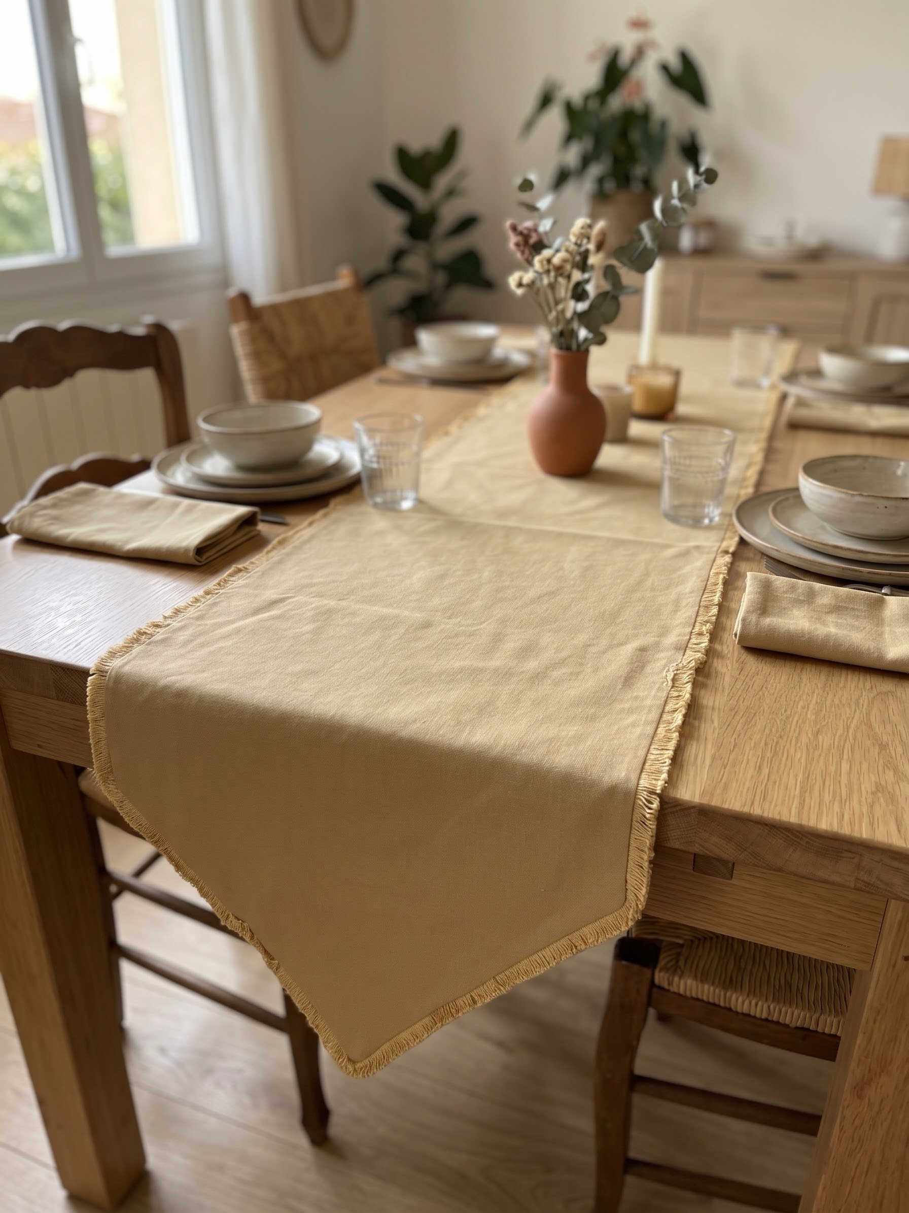 img_2381 Chemin de table en lin - Beige doré à franges – Image 1