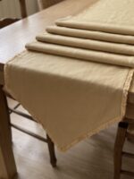 Chemin de table en lin - Beige doré à franges – Image 2