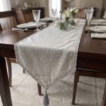 Chemin de table en lin - Gris avec bordure tressée