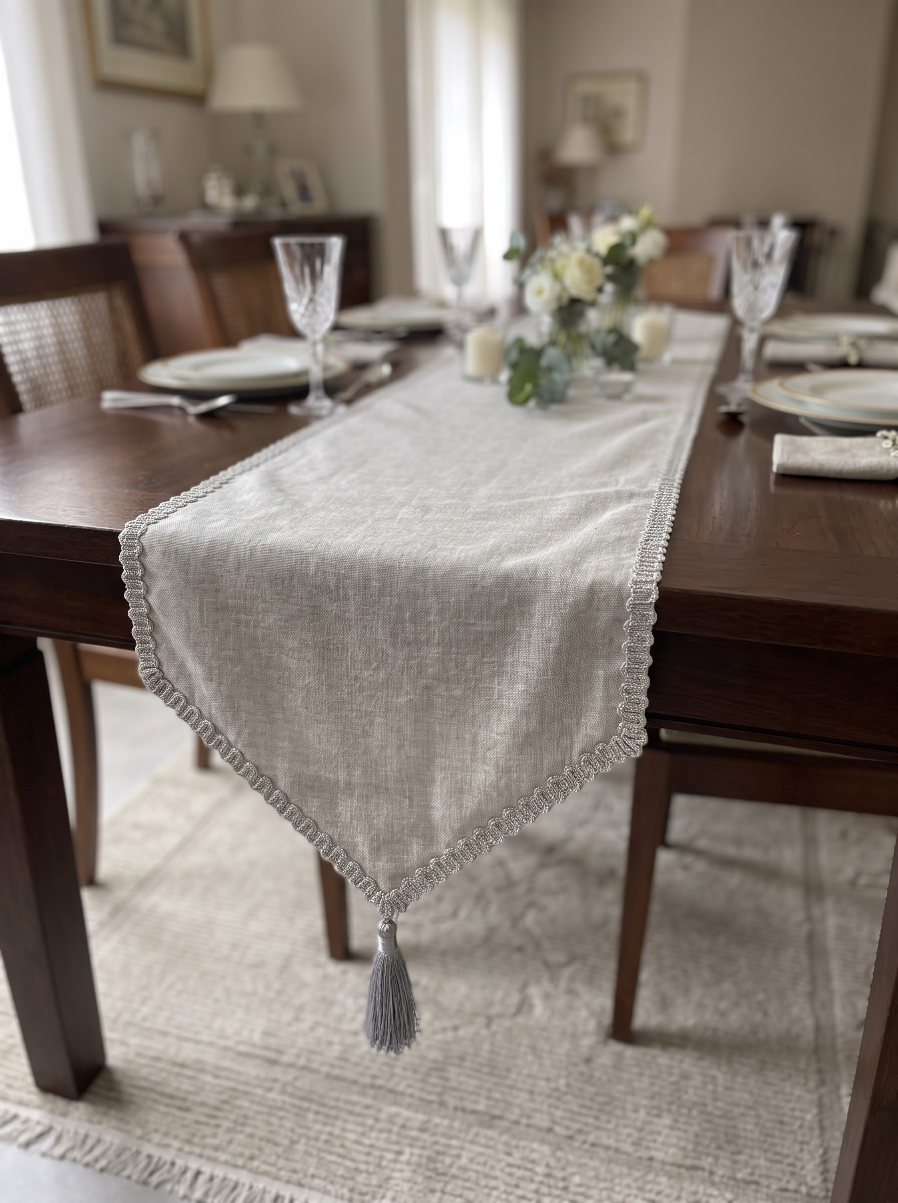 img_2562 Chemin de table en lin - Gris avec bordure tressée – Image 1