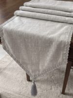 Chemin de table en lin - Gris avec bordure tressée – Image 2