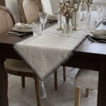 Chemin de table en lin - Gris avec bordure à franges gris foncé