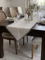 Chemin de table en lin - Gris avec bordure à franges gris foncé