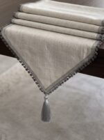 Chemin de table en lin - Gris avec bordure à franges gris foncé – Image 2