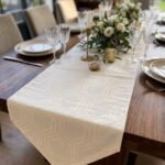 Chemin de table imperméable et anti tâches - Hexagone blanc cassé