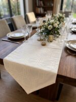 Chemin de table imperméable et anti tâches - Hexagone blanc cassé