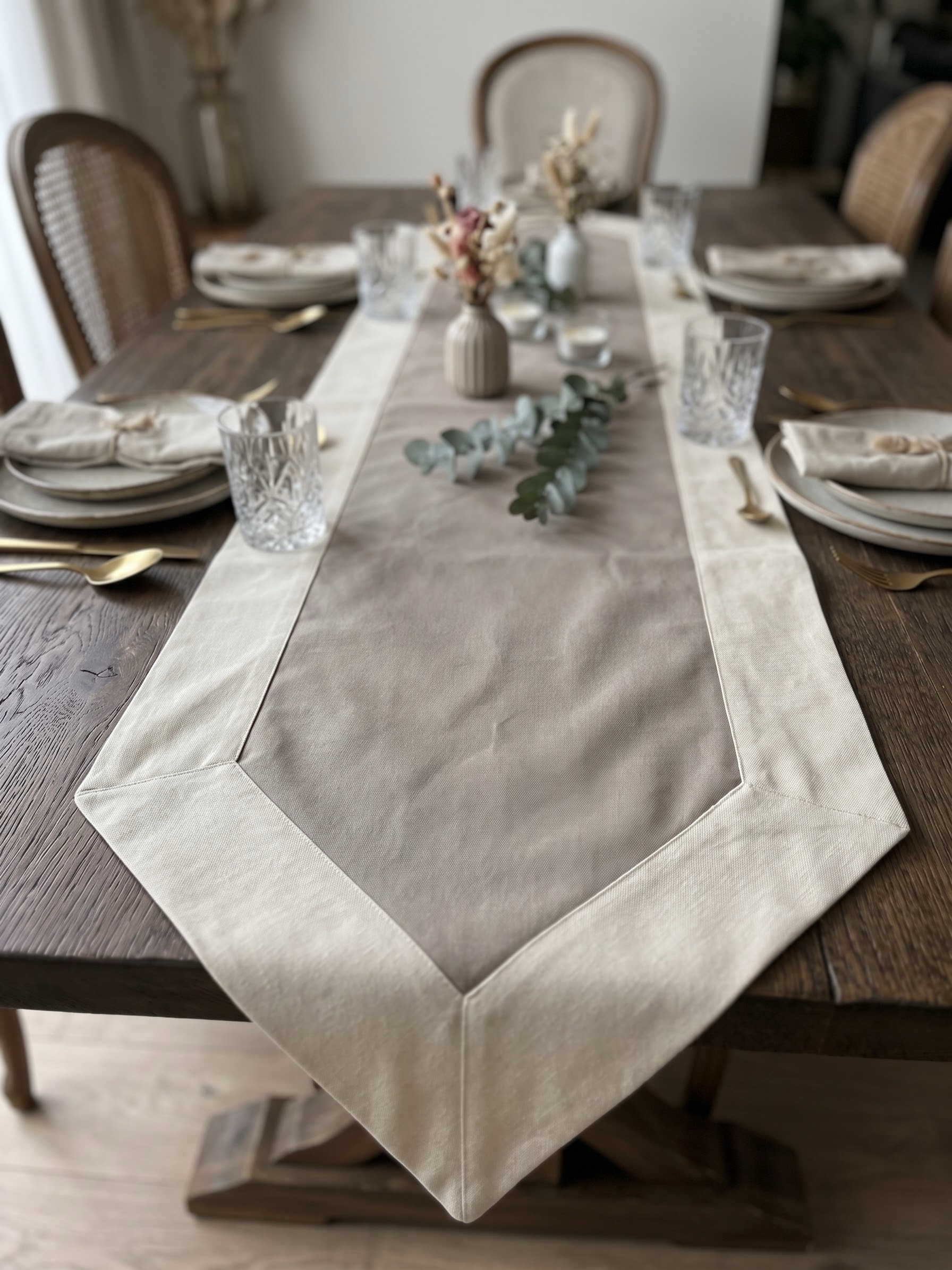 img_2578 Chemin de table en lin - Grège avec bordure beige – Image 1