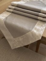 Chemin de table en lin - Grège avec bordure à effet métallisé – Image 2