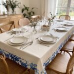 Nappe unie imperméable et anti tâches avec bande arabesque bleu grand motif