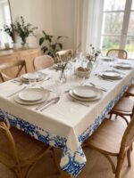 Nappe unie imperméable et anti tâches avec bande arabesque bleu grand motif