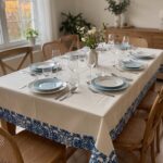 Nappe unie imperméable et anti tâches avec bande arabesque bleu petit motif