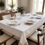 Nappe unie blanche imperméable et anti tâches avec bande beige